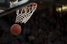 NBA湖人队对阵勇士队篮球比赛直播画面